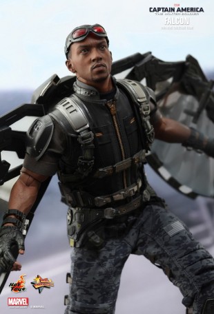 Hot Toys CAPTAIN AMERICA: THE WINTER SOLDIER FALCON 1/6TH Scale Figure