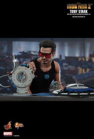 Hot Toys IRON MAN 2 TONY STARK WITH ARC REACTOR CREATION ACCESSORIES